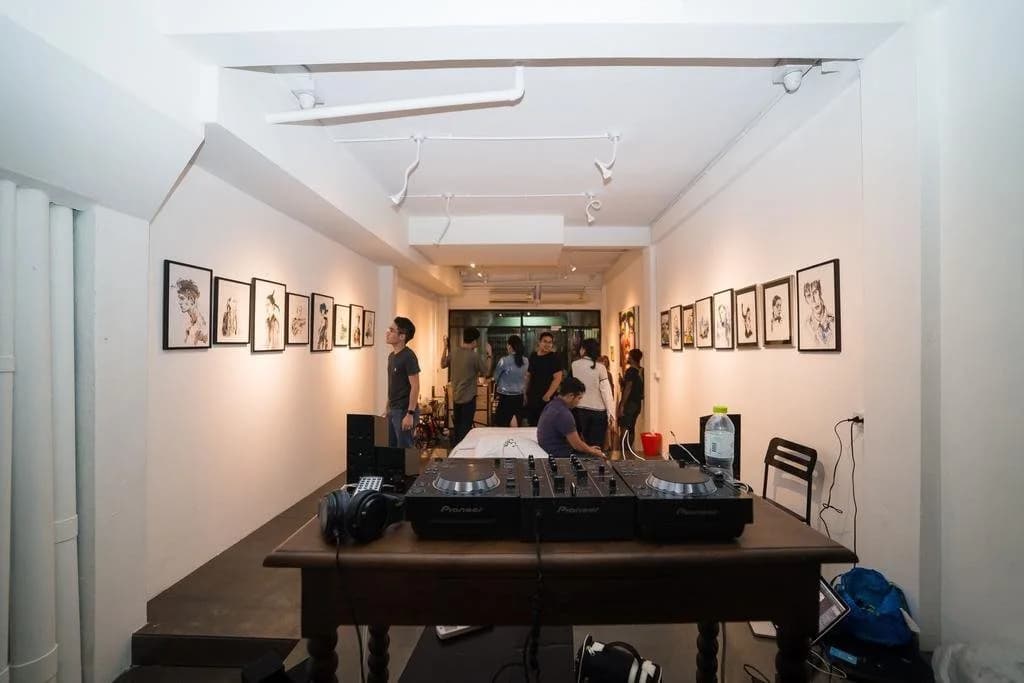 Lit Up Hostel & Gallery - photo 17