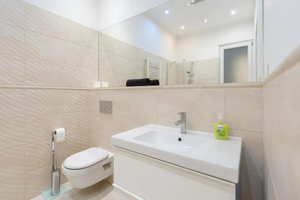 DON'T LOOK any further - Gary's superb apartment - photo 8