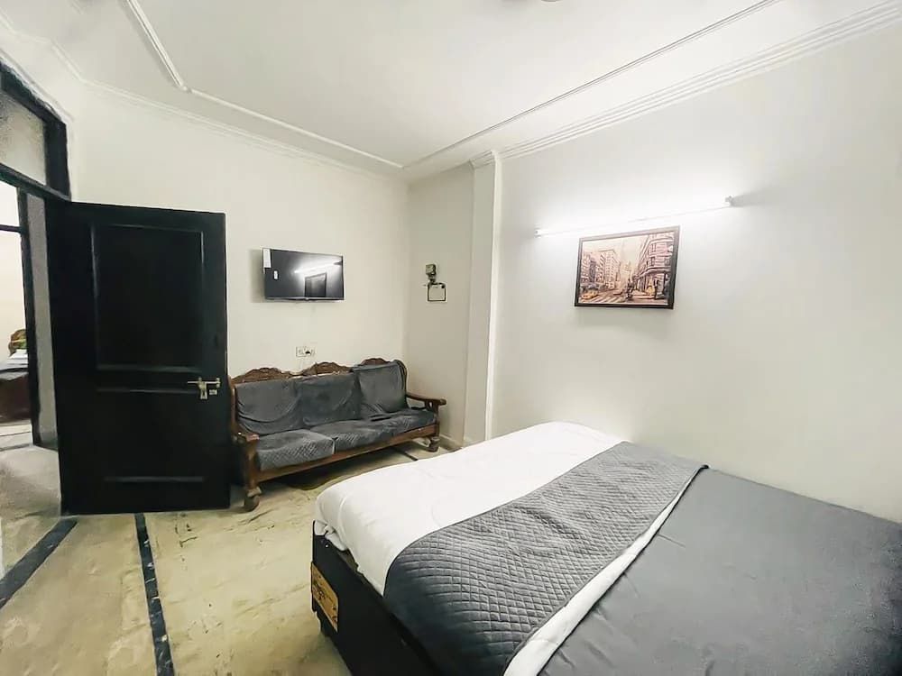 Roomshala 170 Hotel Aura - photo 3