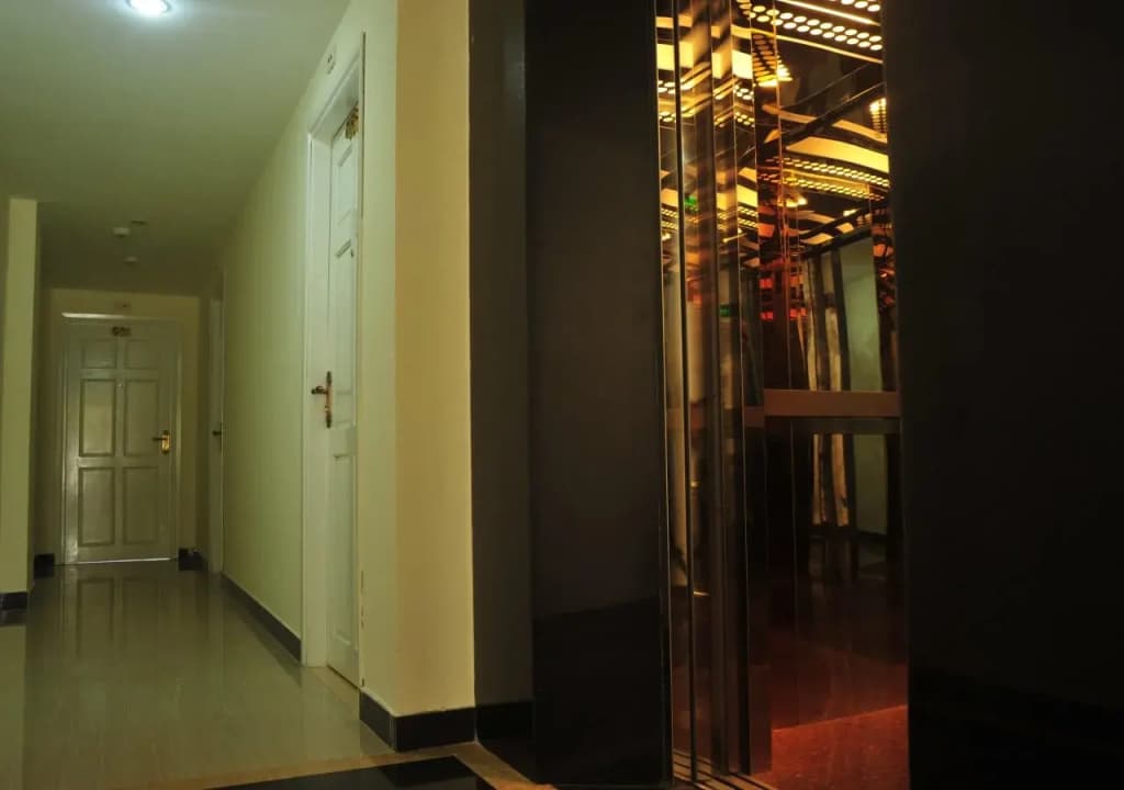 Lee Park Hotel - photo 13