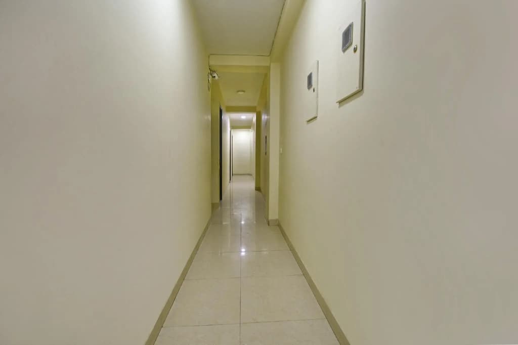 OYO 4930 Stay EM Residency - photo 9