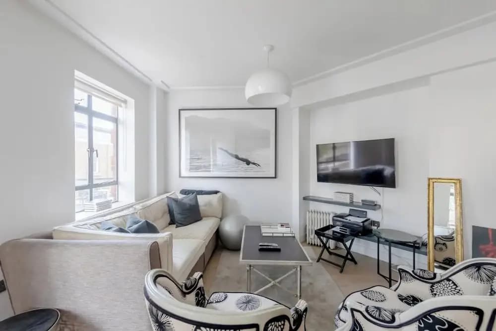 Sleek & Stylish 1BD Flat w/ Balcony - Kings Road - photo 4