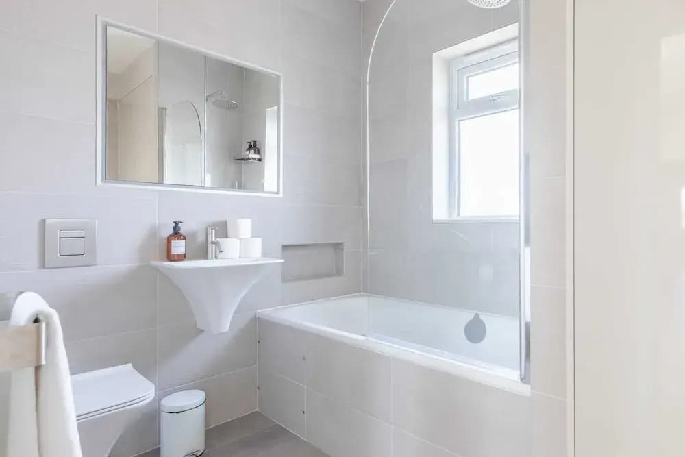 Sleek Scandi-inspired 2BD Flat, Fulham - photo 24