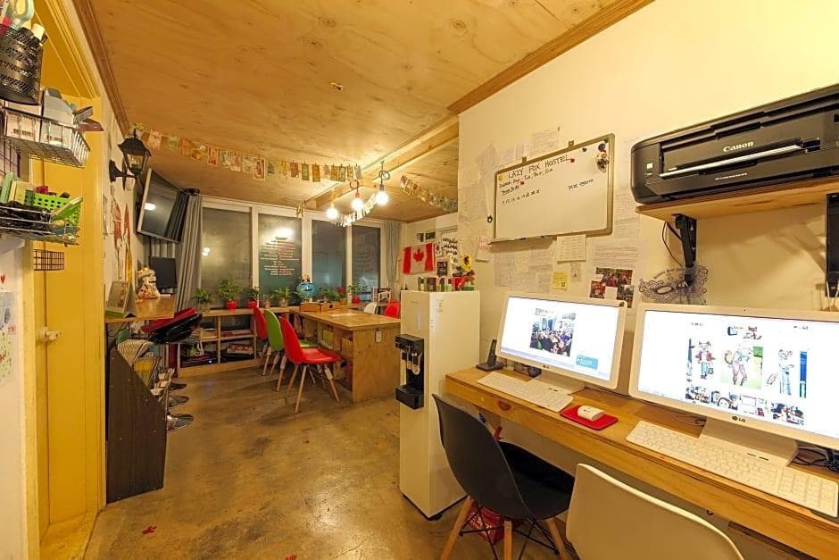 Hongdae Lazyfox Den Hostel - photo 9