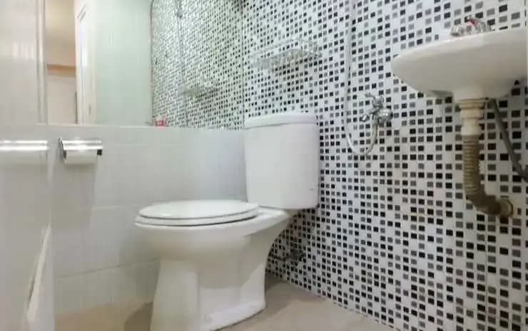 Cozy 2BR Green Pramuka Apartment By Travelio - photo 4