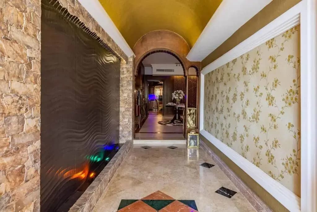 Cheerful 5-Bedroom Villa with Pool - photo 11