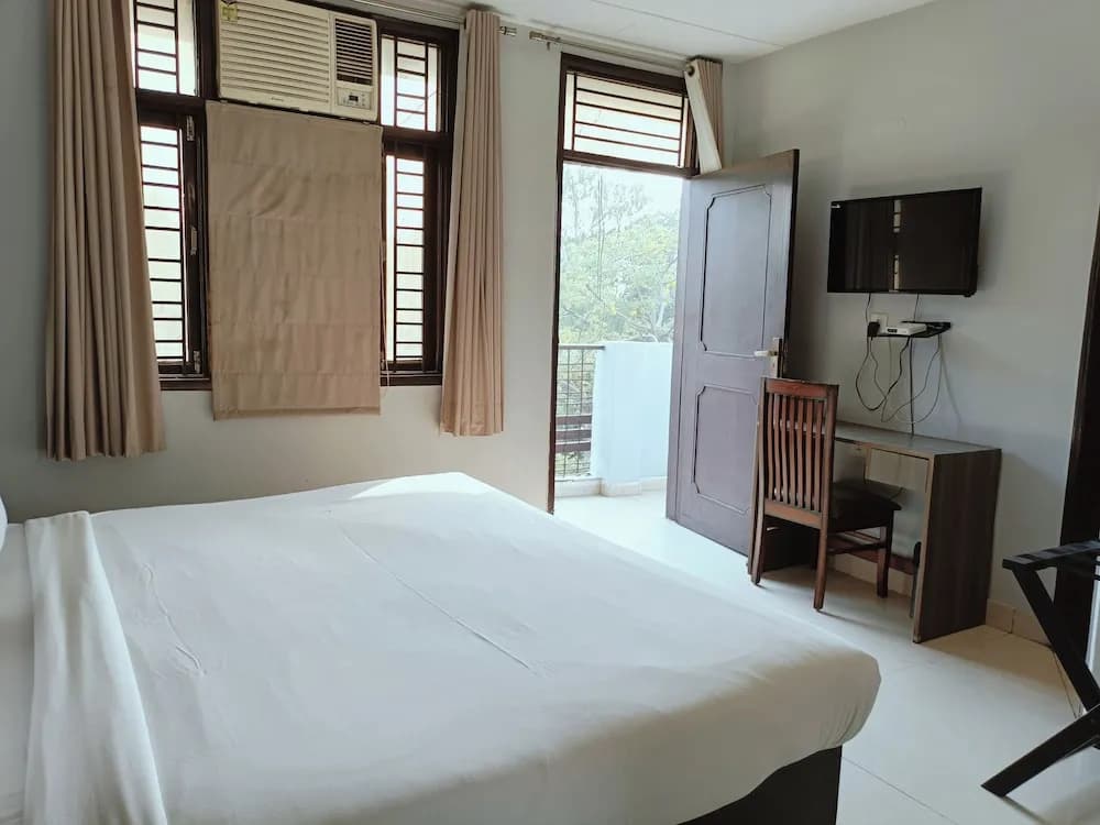 Silver Arrow Guest House - photo 2
