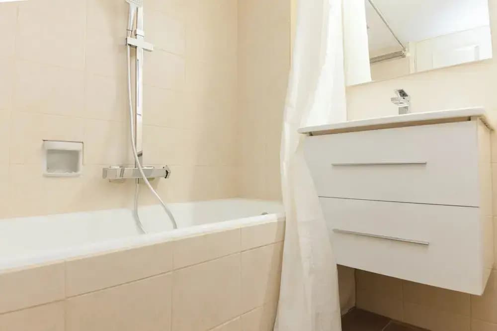 Modern Comfort 1Bd Apt with Balcony - photo 8