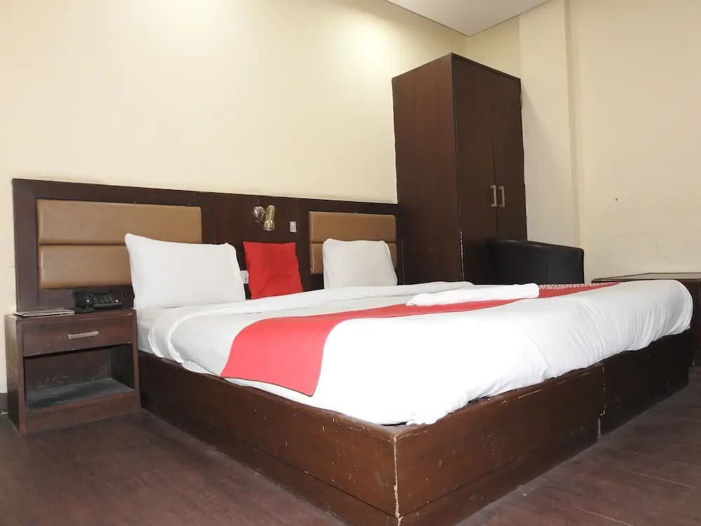 Hotel Dee Continental - photo 1