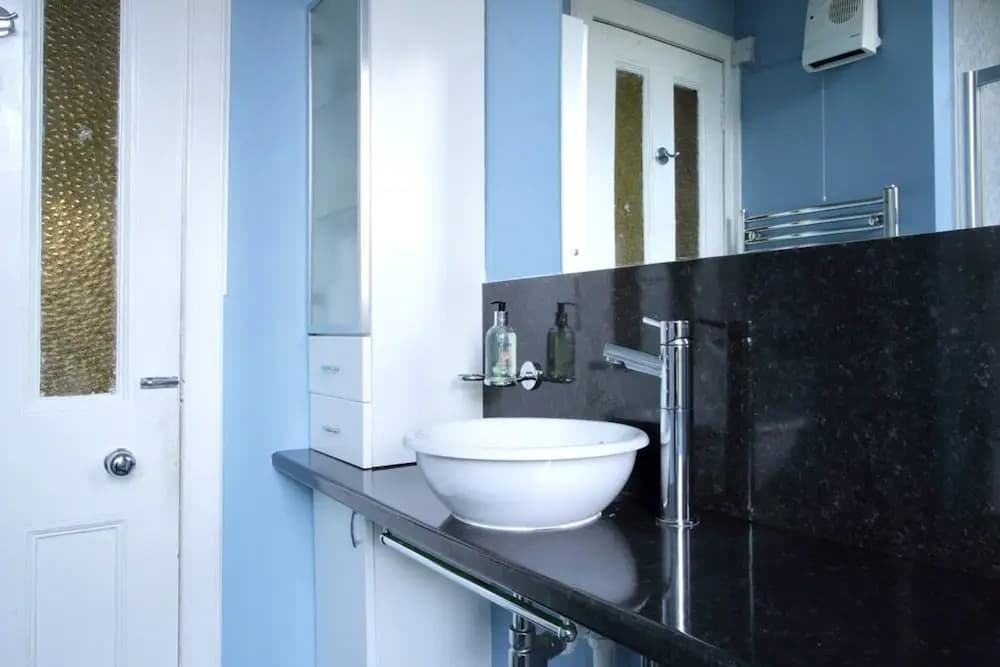 Central and Spacious 2 Bedroom Flat With Garden - photo 7
