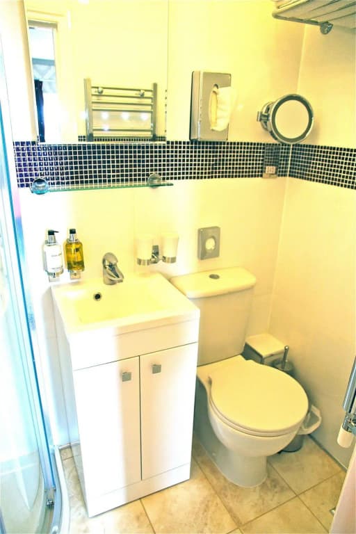 Crompton Guest House - photo 21
