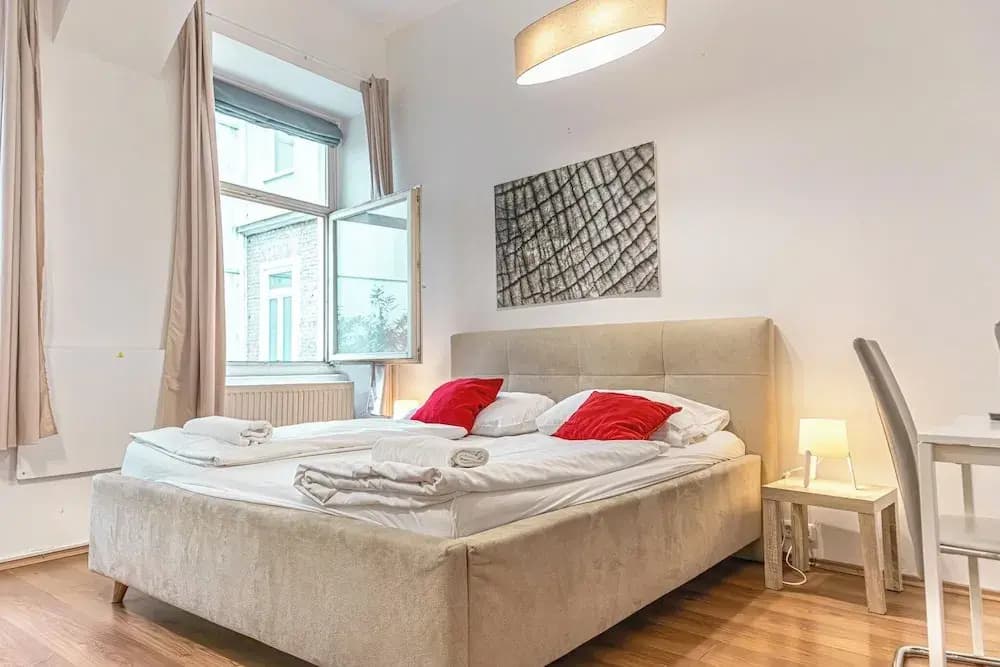 Bright 1BR Apt Perfect for Long Stays - photo 14