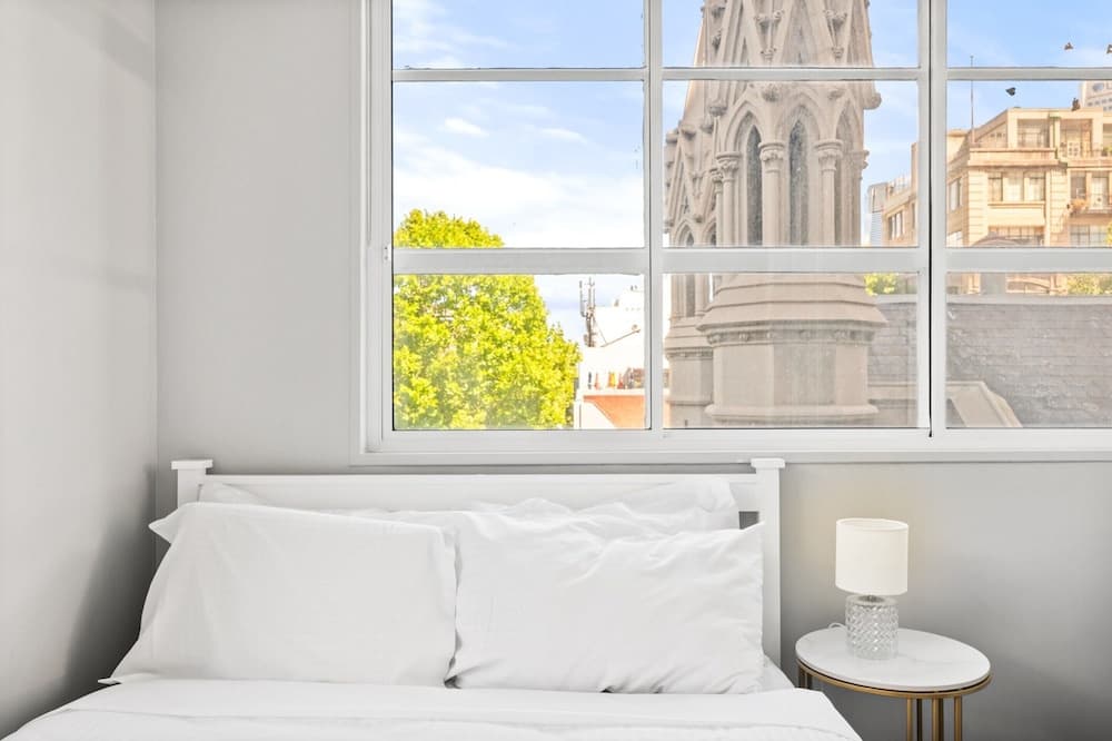 Central 3-bed Apartment in Vibrant Melbourne - photo 2