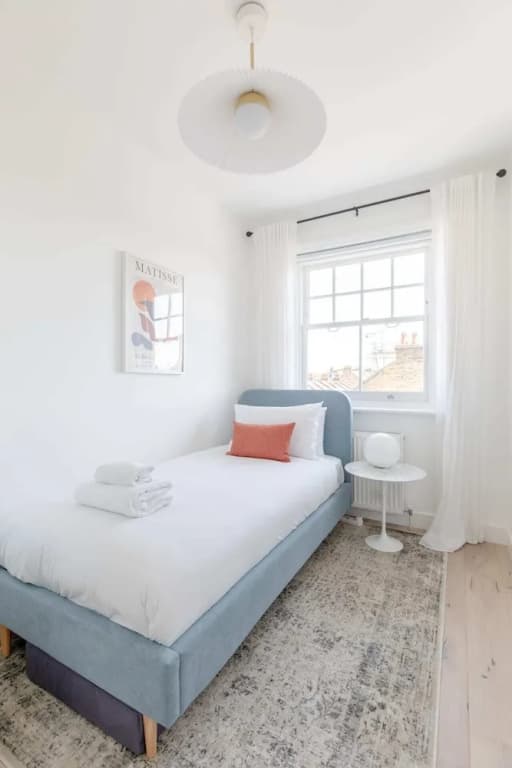 Sleek Scandi-inspired 2BD Flat, Fulham - photo 10