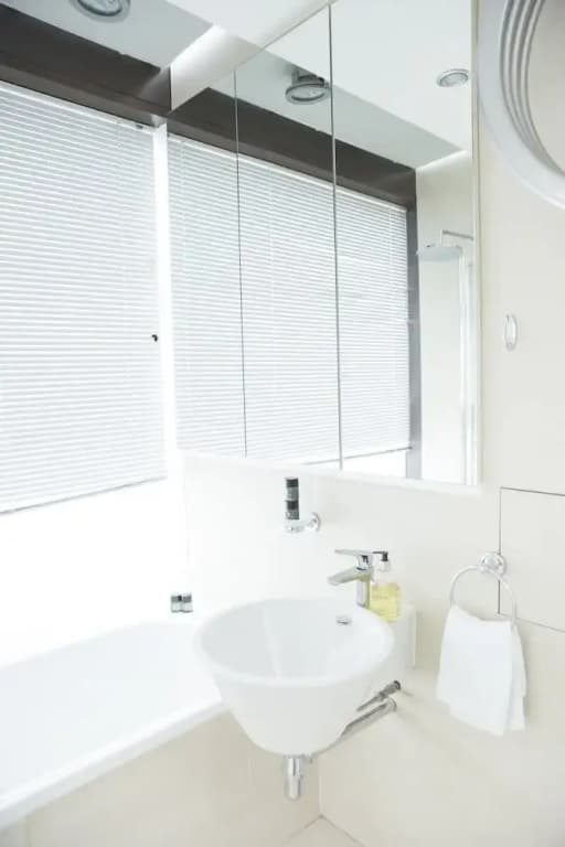 The Holborn Lights - Modern 3BDR Home with Rooftop Terrace & Garage - photo 11