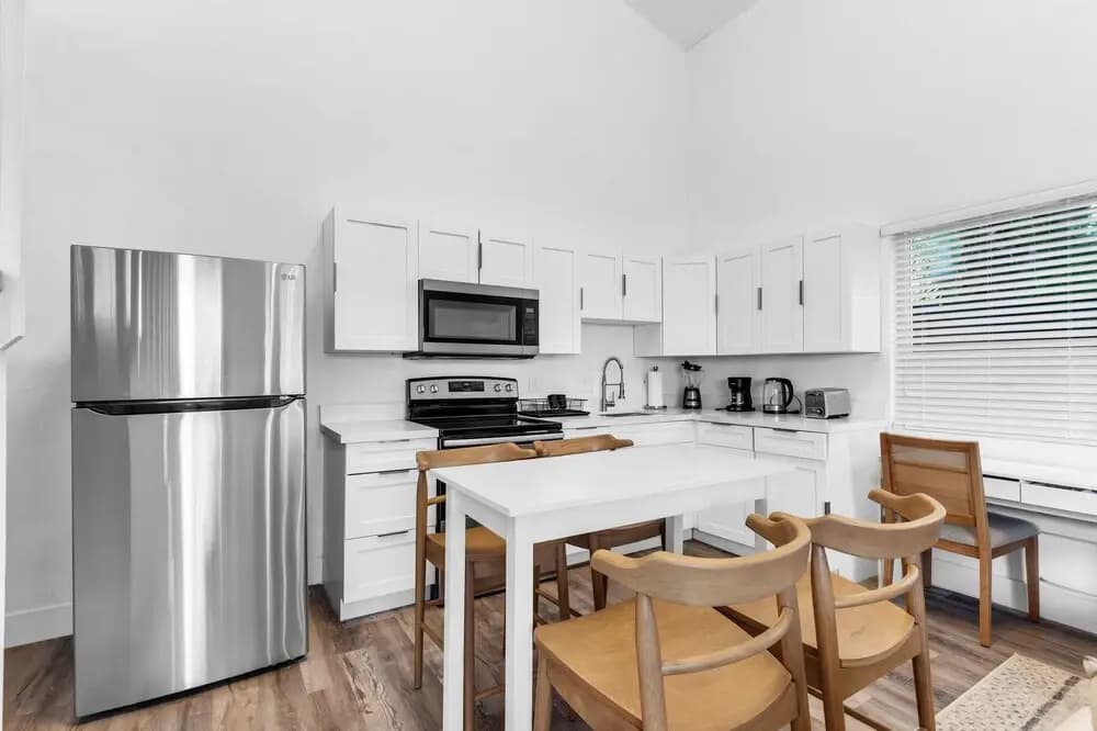 Stylish & Modern 4BD Home - photo 6