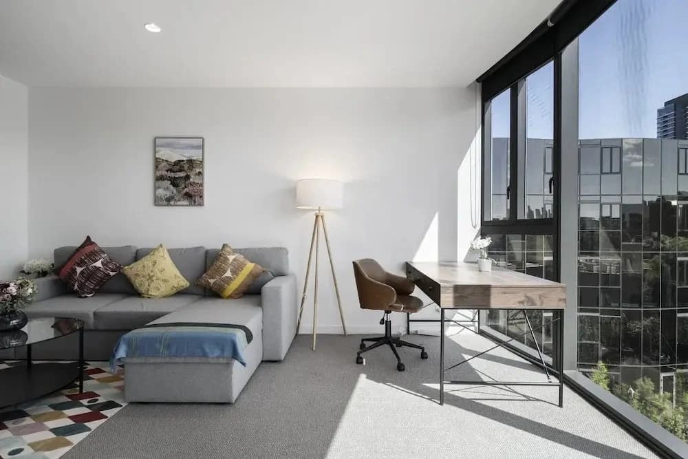 Bright South Yarra Flat With Balcony - photo 3