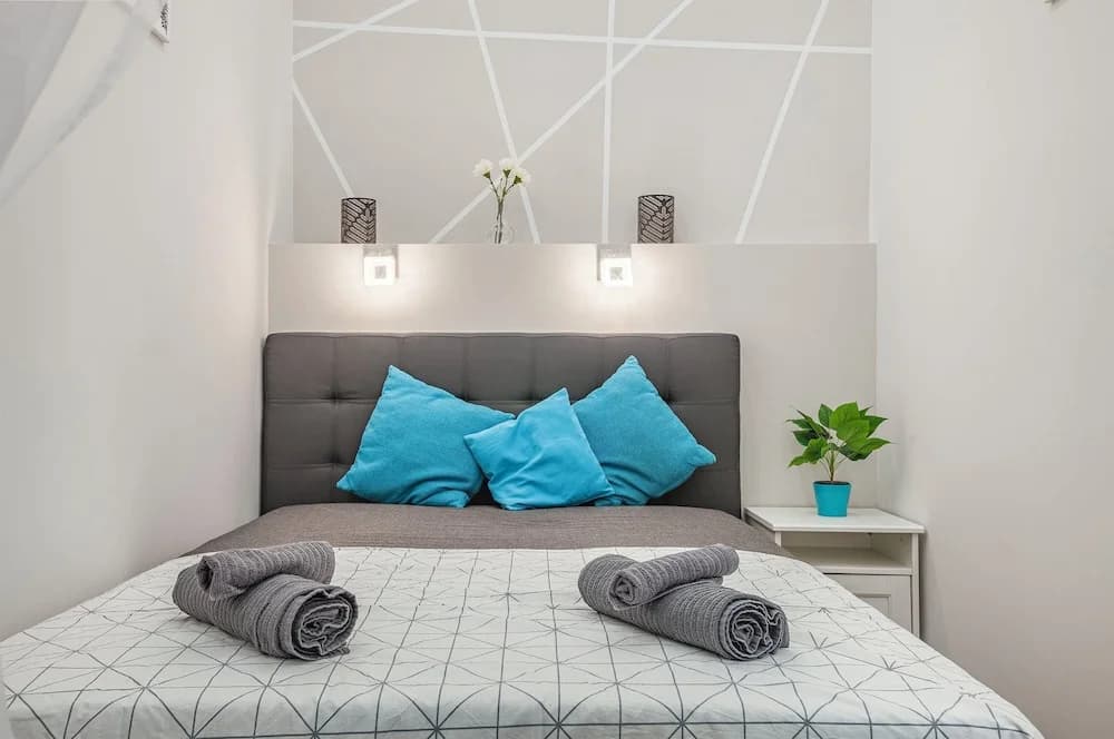 Quiet Downtown Haven— 2Br | A/C | Free Parking - photo 2