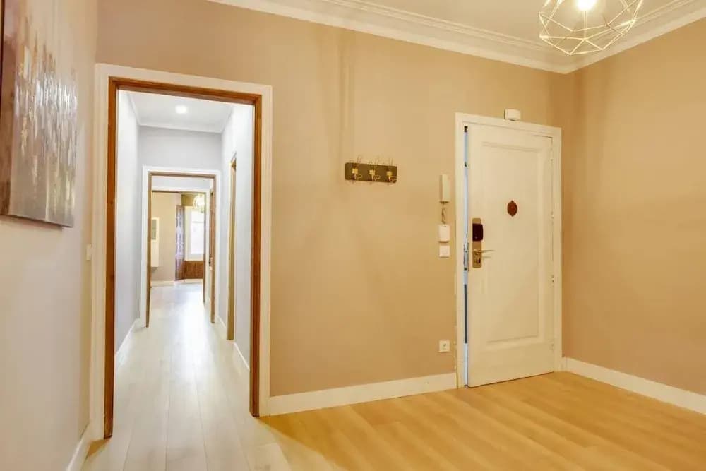 Cosy 3 Bed 2 Bath in Vibrant Eixample, Near Metro - photo 10