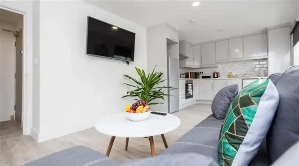 Spacious 1 bed Flat With View - photo 1