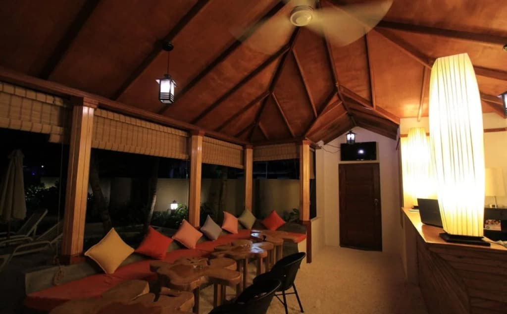 Local Island Inn - photo 4