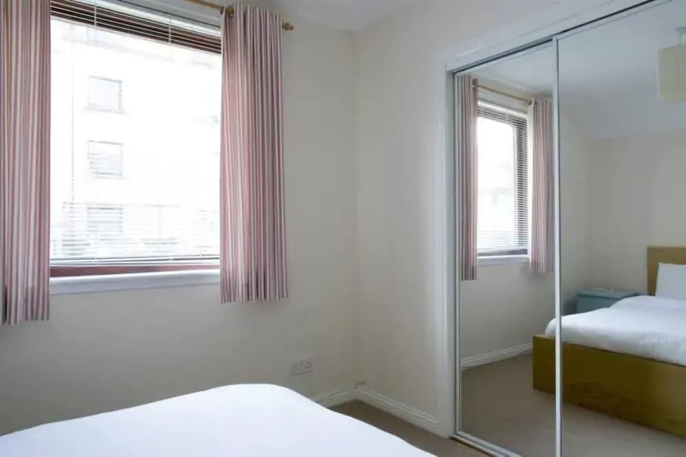 2 Bedroom Canalside Apartment - photo 4