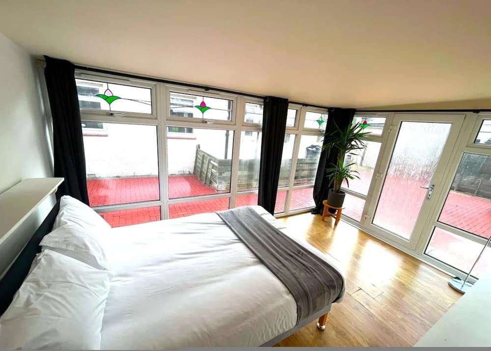 Spacious 4BR Edinburgh Home Free Parking - photo 4