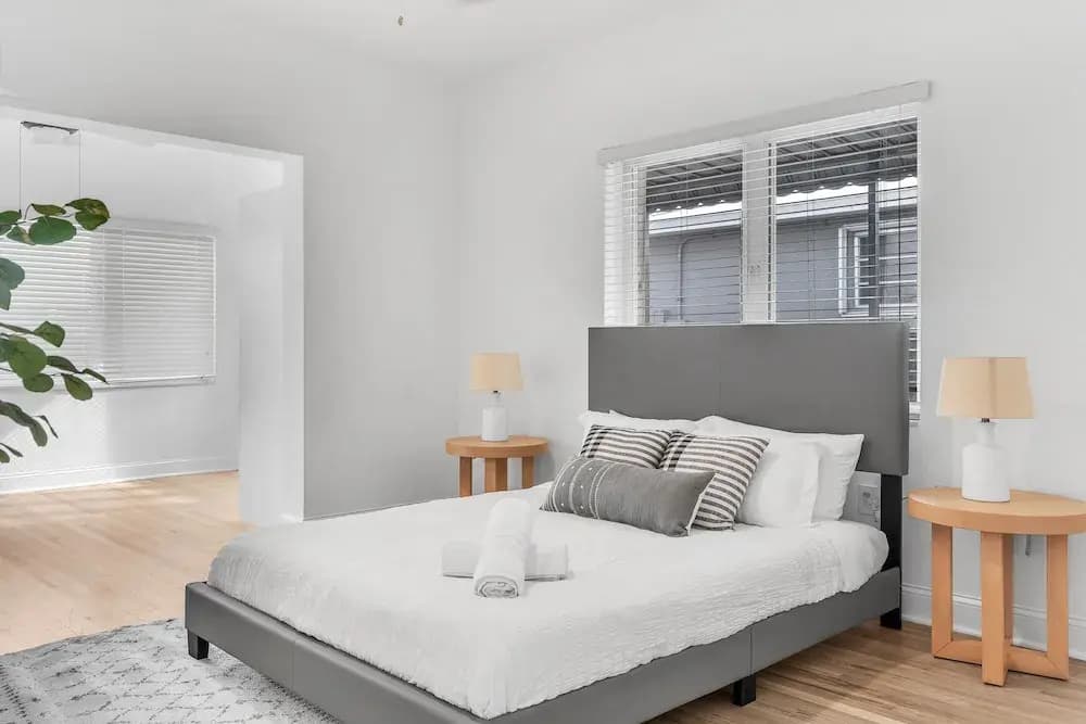 Stylish & Modern 4BD Home - photo 10
