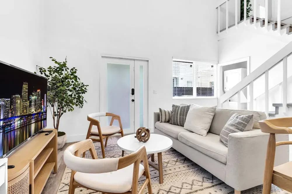 Stylish & Modern 4BD Home - photo 44