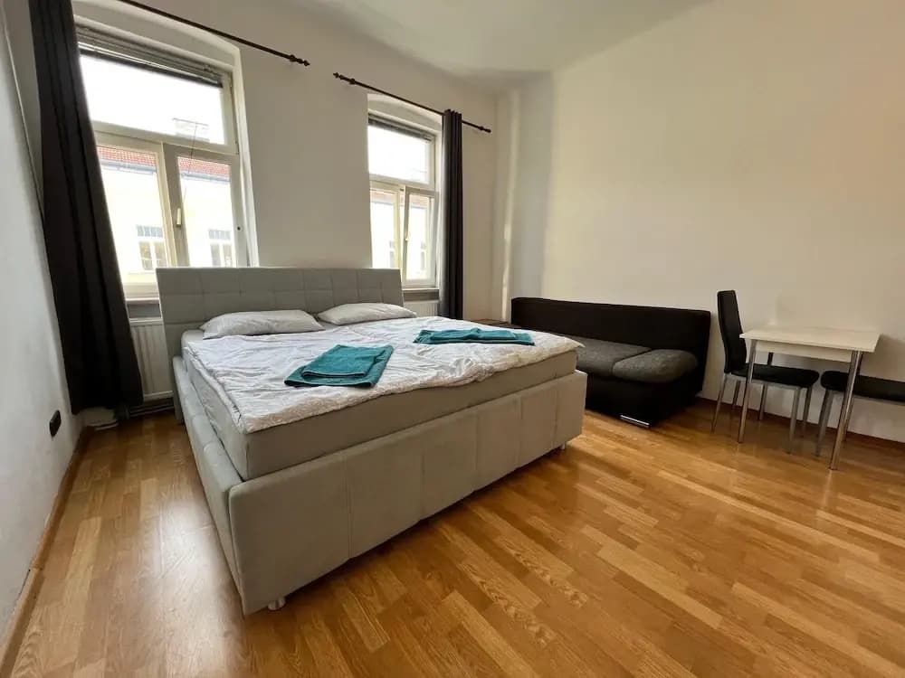 EasyStay 3BR shared Apt. Near Meidling - photo 1