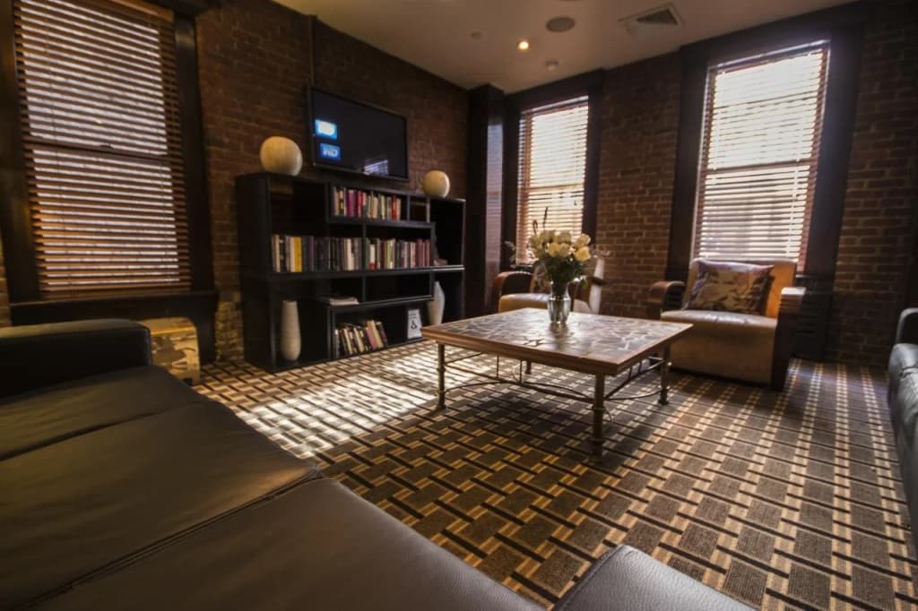 Broadway Hotel and Hostel - photo 10