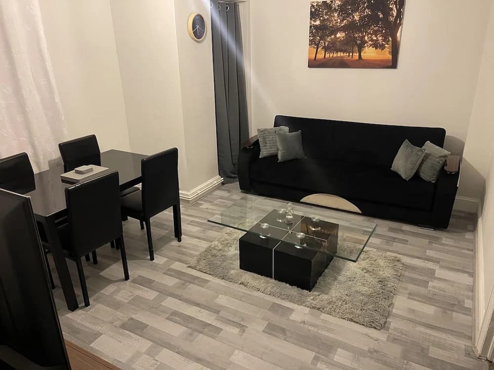 Lovely 2-bed Apartment in London - photo 1