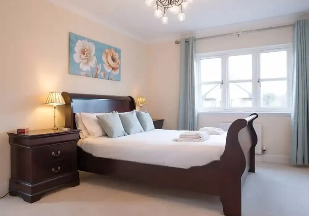 5 Bedroom House With Free Parking - main photo