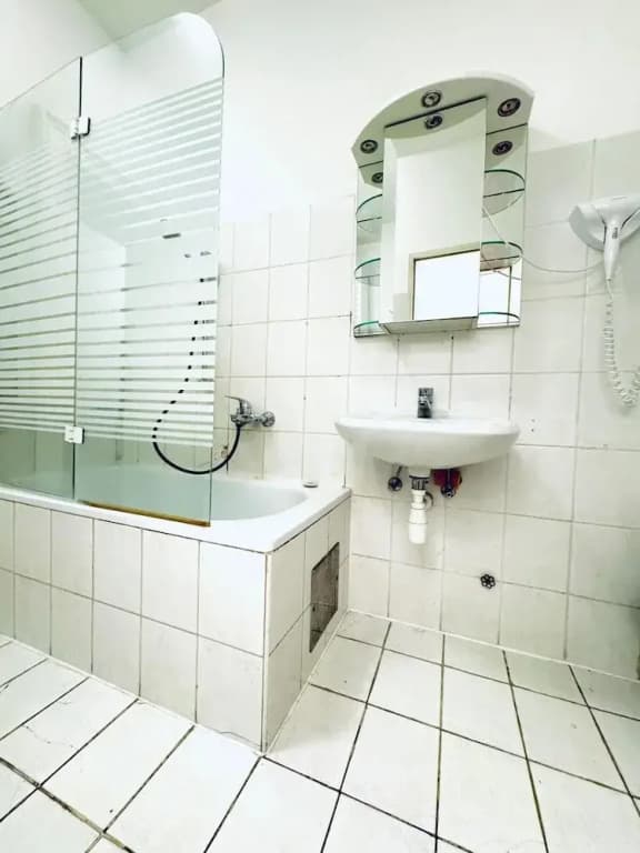Affordable 4BR Near Stadthalle - photo 24