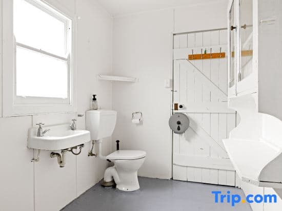 Your Cozy Corner – Next to Bus Stop & Shops - photo 2