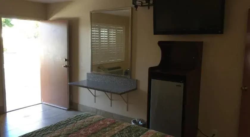 Foxys Motor Inn - photo 2