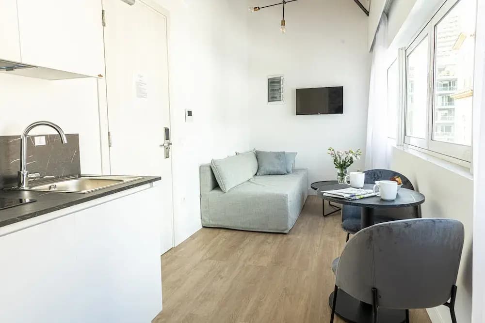 Phaedrus Living Modern Kriel Suites 301 - photo 9