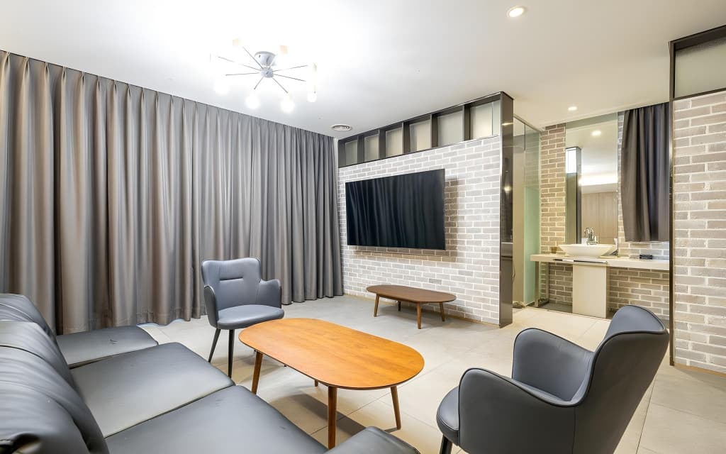 Bricks Hotel - photo 15
