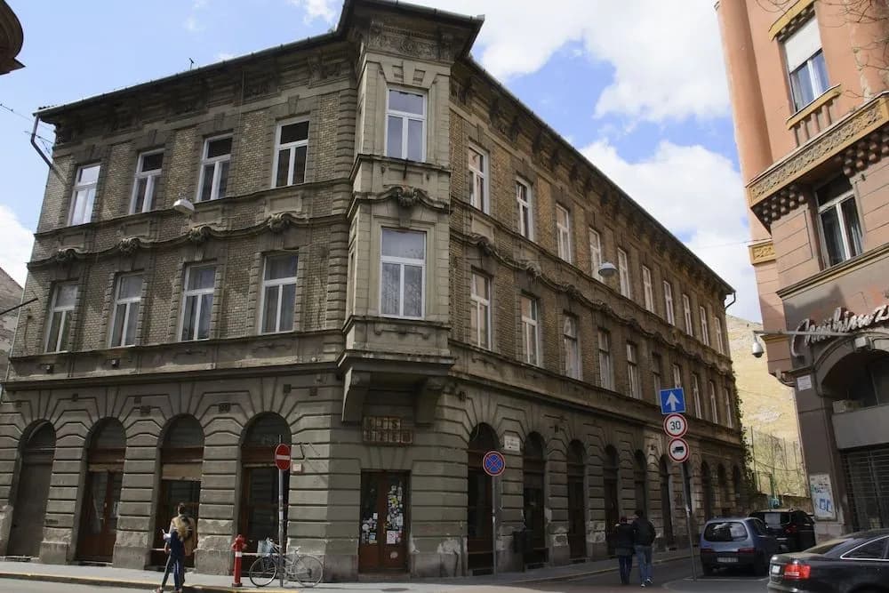 New - Walnuttree Double 12 Person Apartment Central in Budapest - Hungary - photo 1