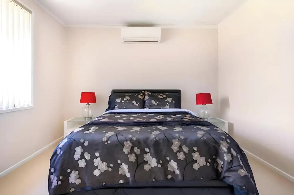 Cheerful 3 bedroom house with free parking - photo 6
