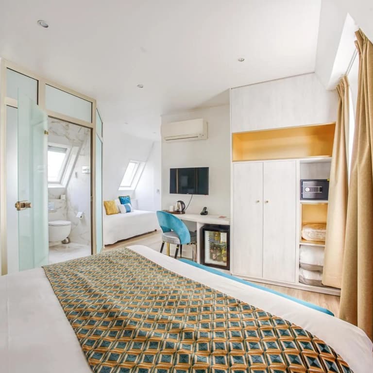 Queens Boutique Hotel - photo 27