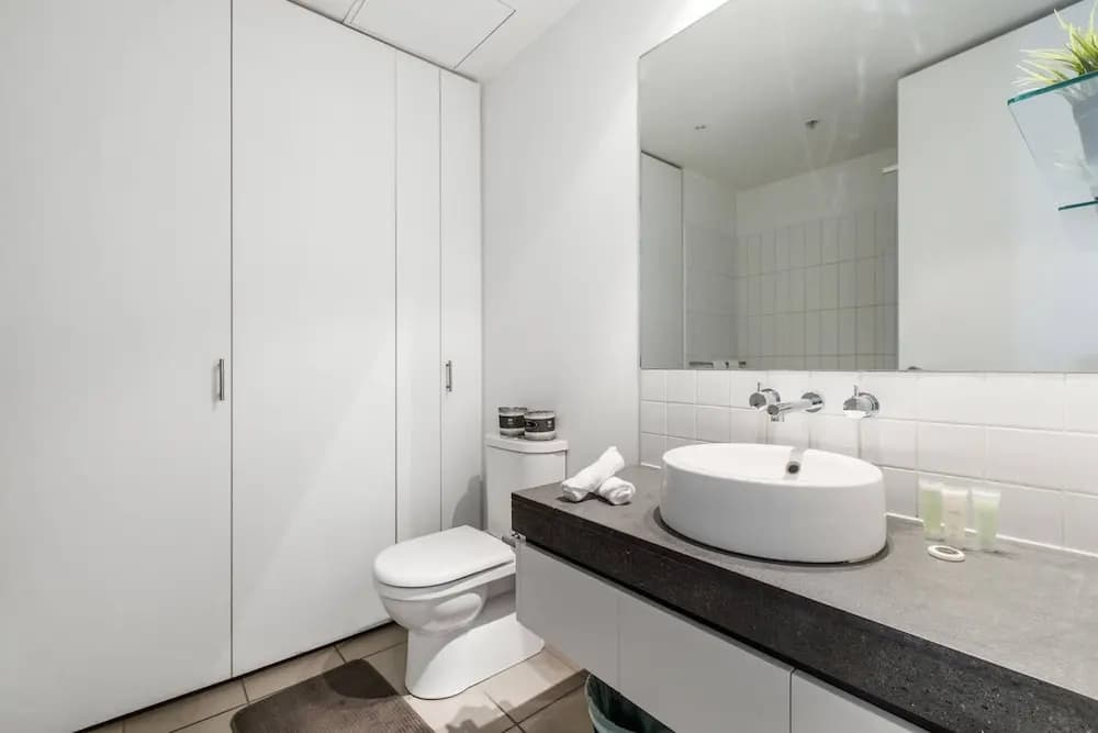 Beautiful 2BR APT With Balcony, Pool and Gym - photo 8