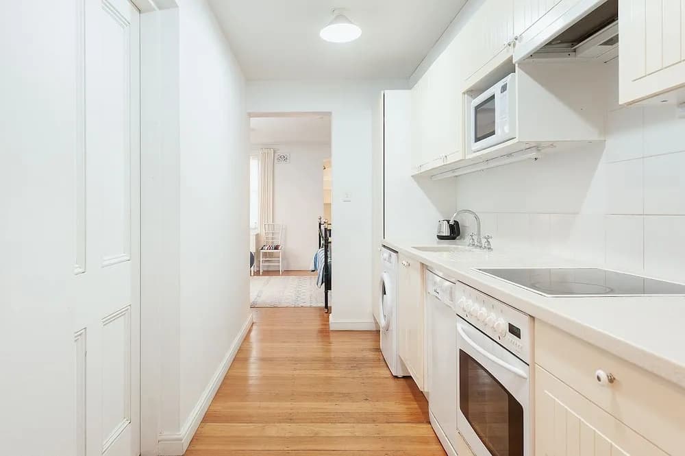 Charming Centrally Located 2 Bedroom Accommodation - photo 9