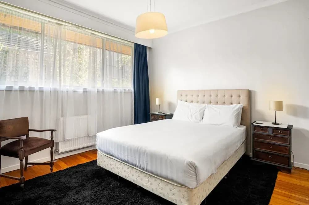 Spacious 5-bed Home With Pool in Glen Iris - photo 8