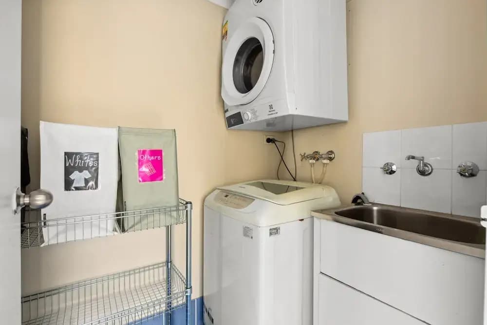 Spacious 2-bed Apartment Near Parramatta CBD - photo 5