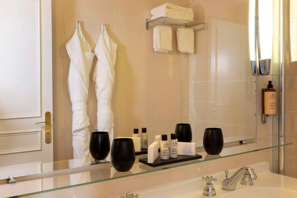 Madeleine Plaza Hotel - photo 11