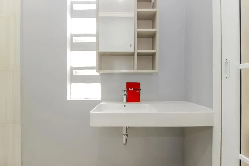 RedDoorz Plus @ Kwitang 2 - photo 7