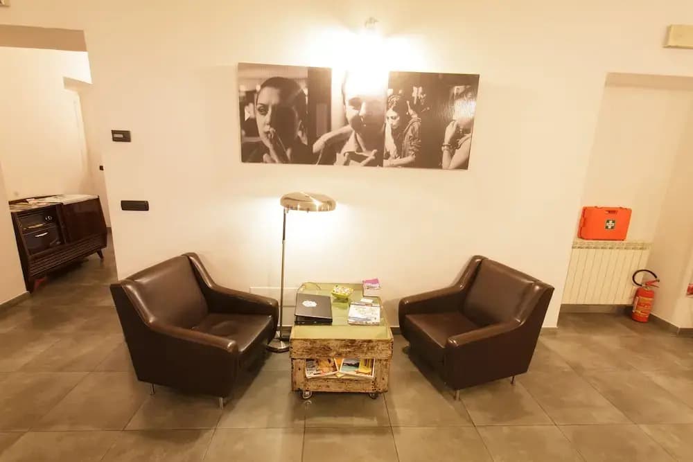 Mr. Frills Apartment - photo 2