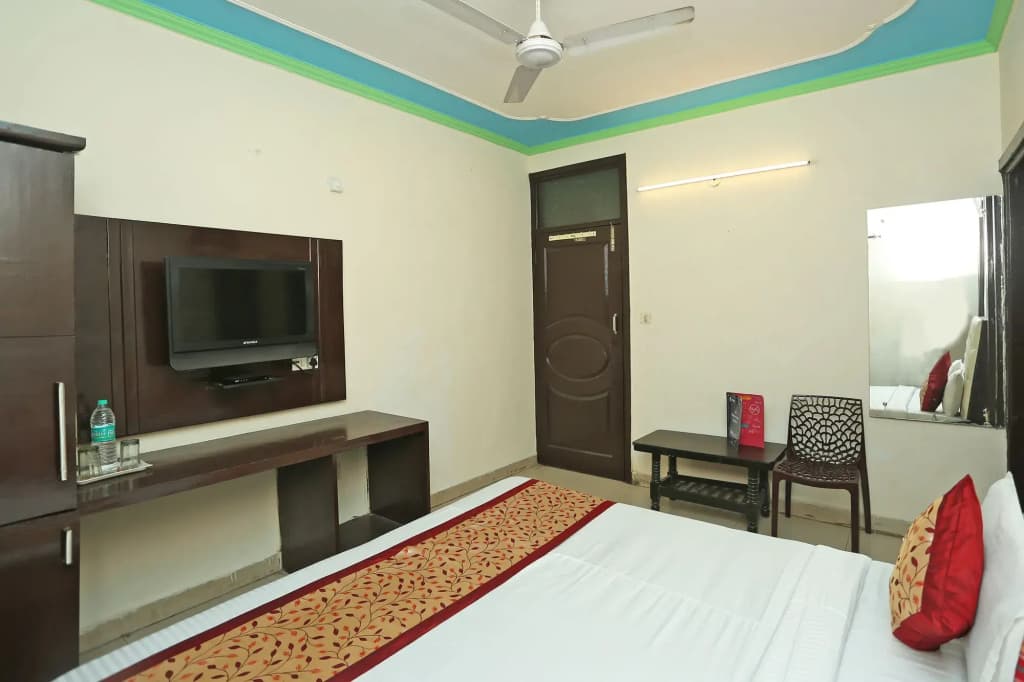 OYO 9726 Hotel Aura Palace Deluxe - photo 7