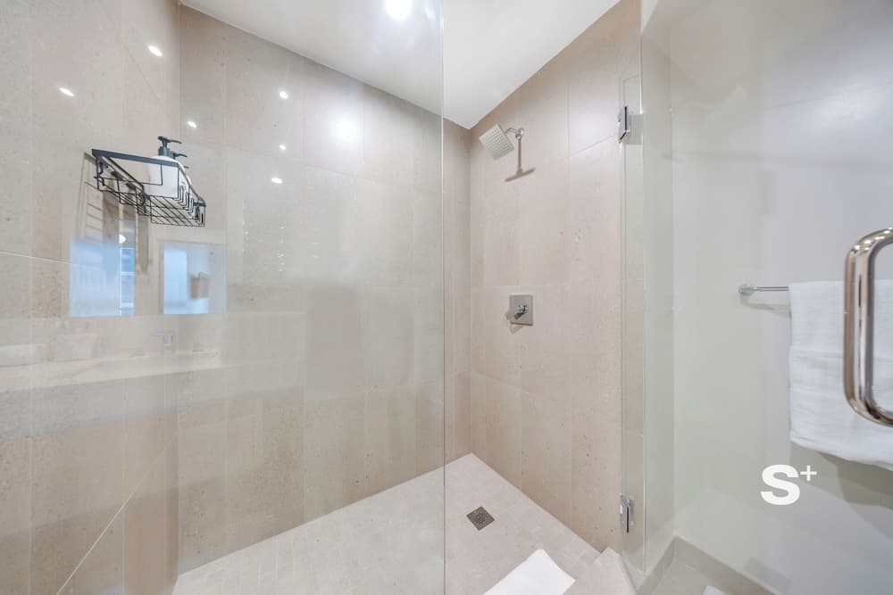 Modern Condo in DTW Miami - Gym & Pool - photo 10